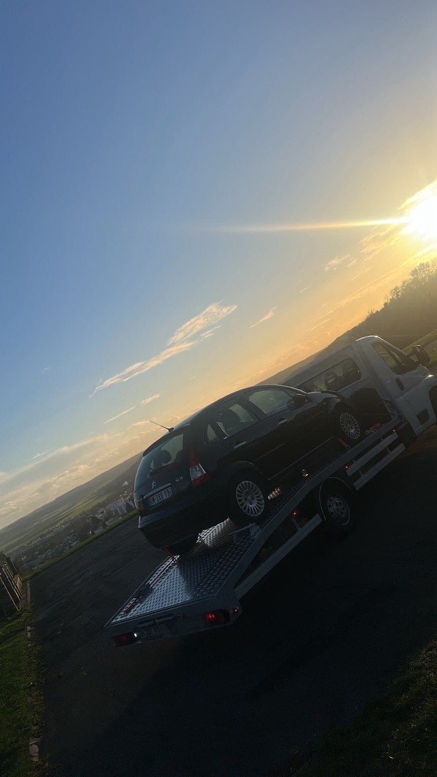 Chargement véhicule sur plateau dépanneuse en Île-de-France